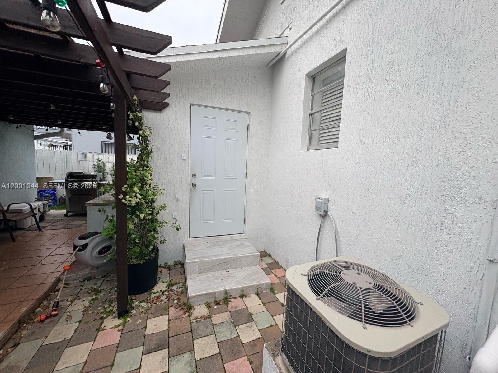 LAWRENCE ESTATE LAND CO - Residential Lease