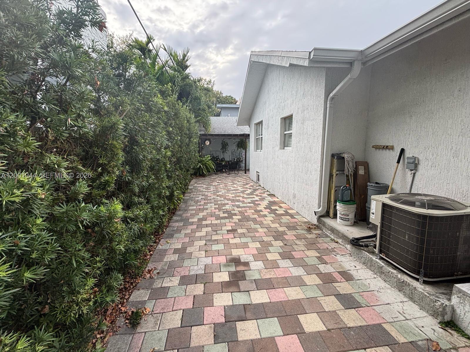 LAWRENCE ESTATE LAND CO - Residential Lease