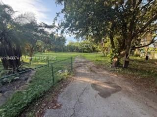 Amazing Farm House with 1.4 acres to have a business as well. Hermosa Finca con 1.4 acres para una familia grande !!! Wont Last !!!!!
