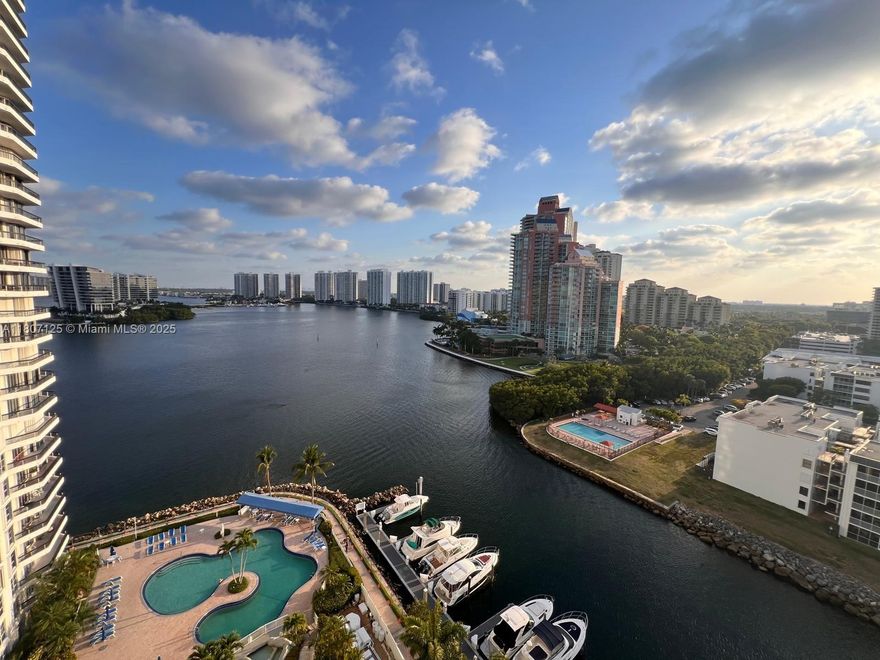 Fully Renovated condo. Amazing View.