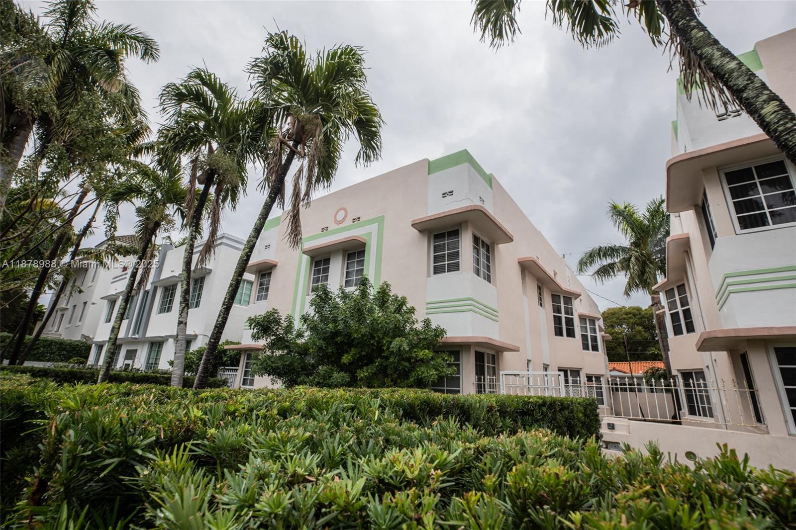 GREAT APARTMENT, must see! Discover a very charming Art Deco South Beach 1 bedroom. Ideally located right behind Espanola way, 2 blocks away from Lincoln road and from The Beach. Very bright with lots of lights (located on the 2nd floor). Large main room and bedroom, washing machine and dryer in the apartment, a + in South Beach. Very good location.