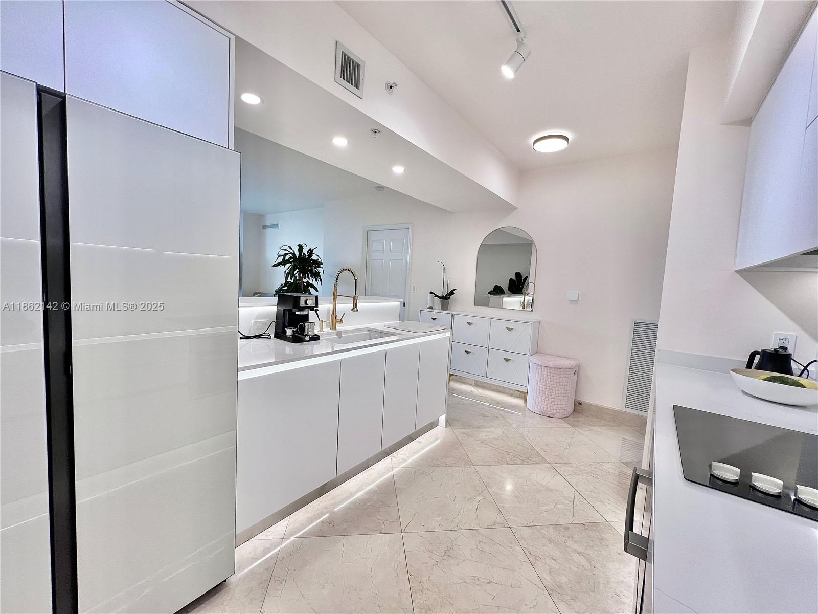 DUO CONDOMINIUM EAST - Residential