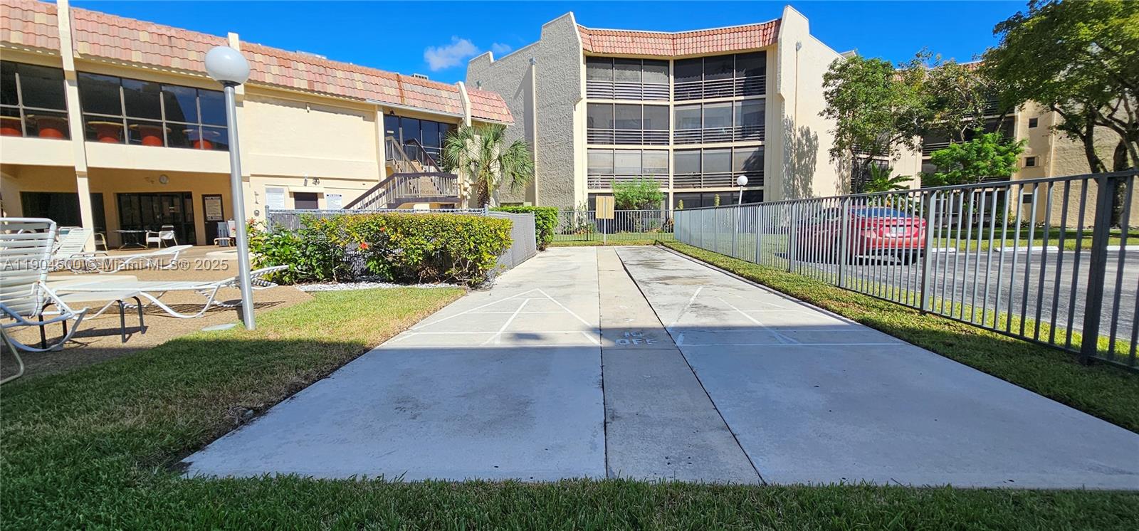 PLANTATION CLUB B CONDO - Residential