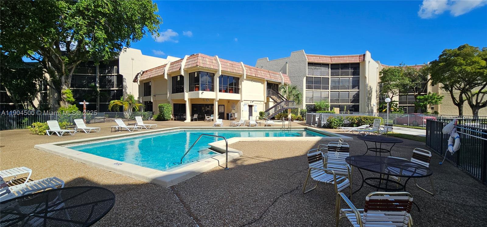 PLANTATION CLUB B CONDO - Residential