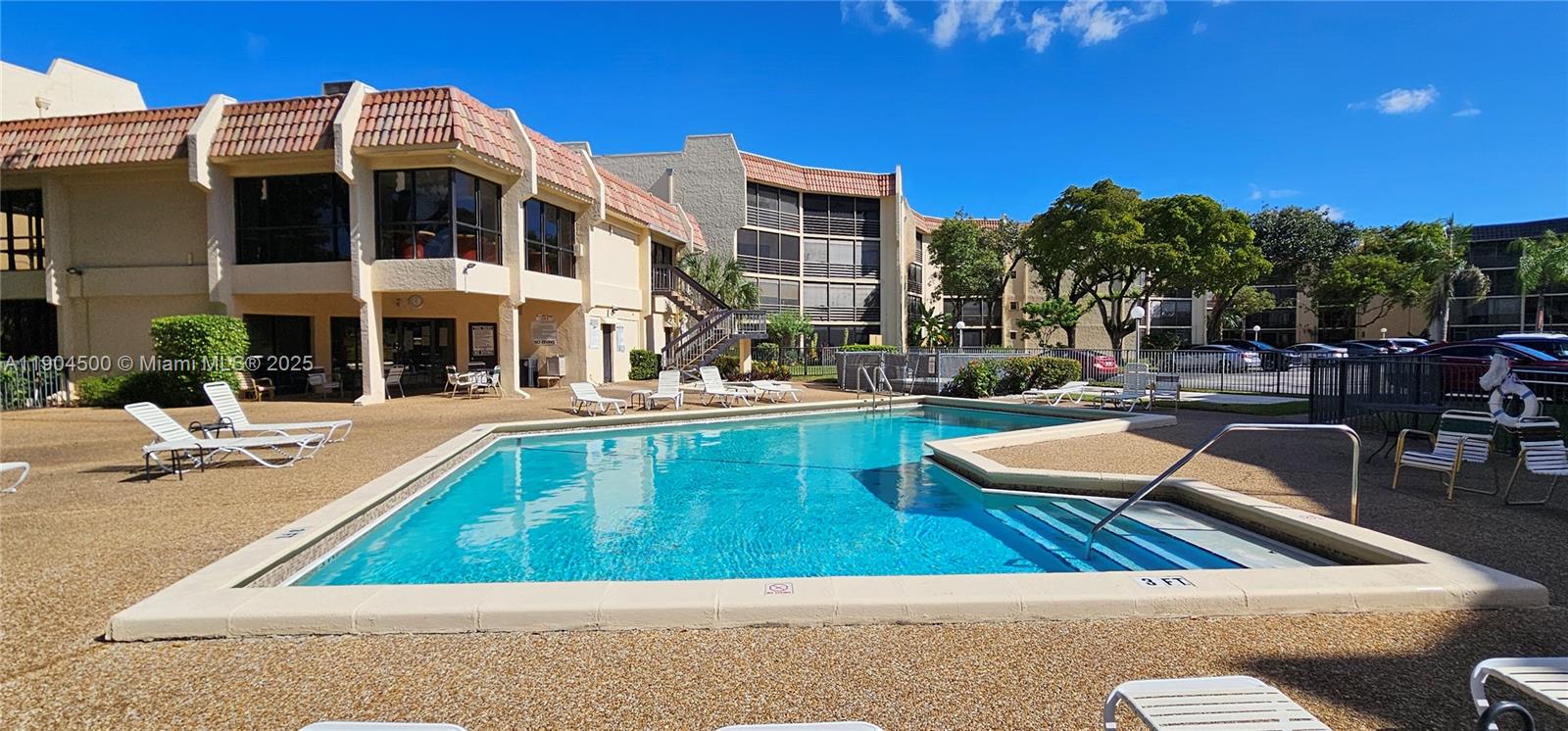 PLANTATION CLUB B CONDO - Residential