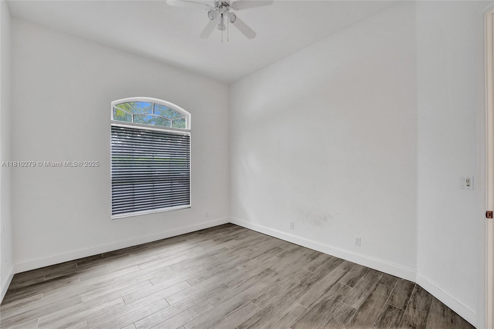 HOLLYWOOD LAKES COUNTRY C - Residential