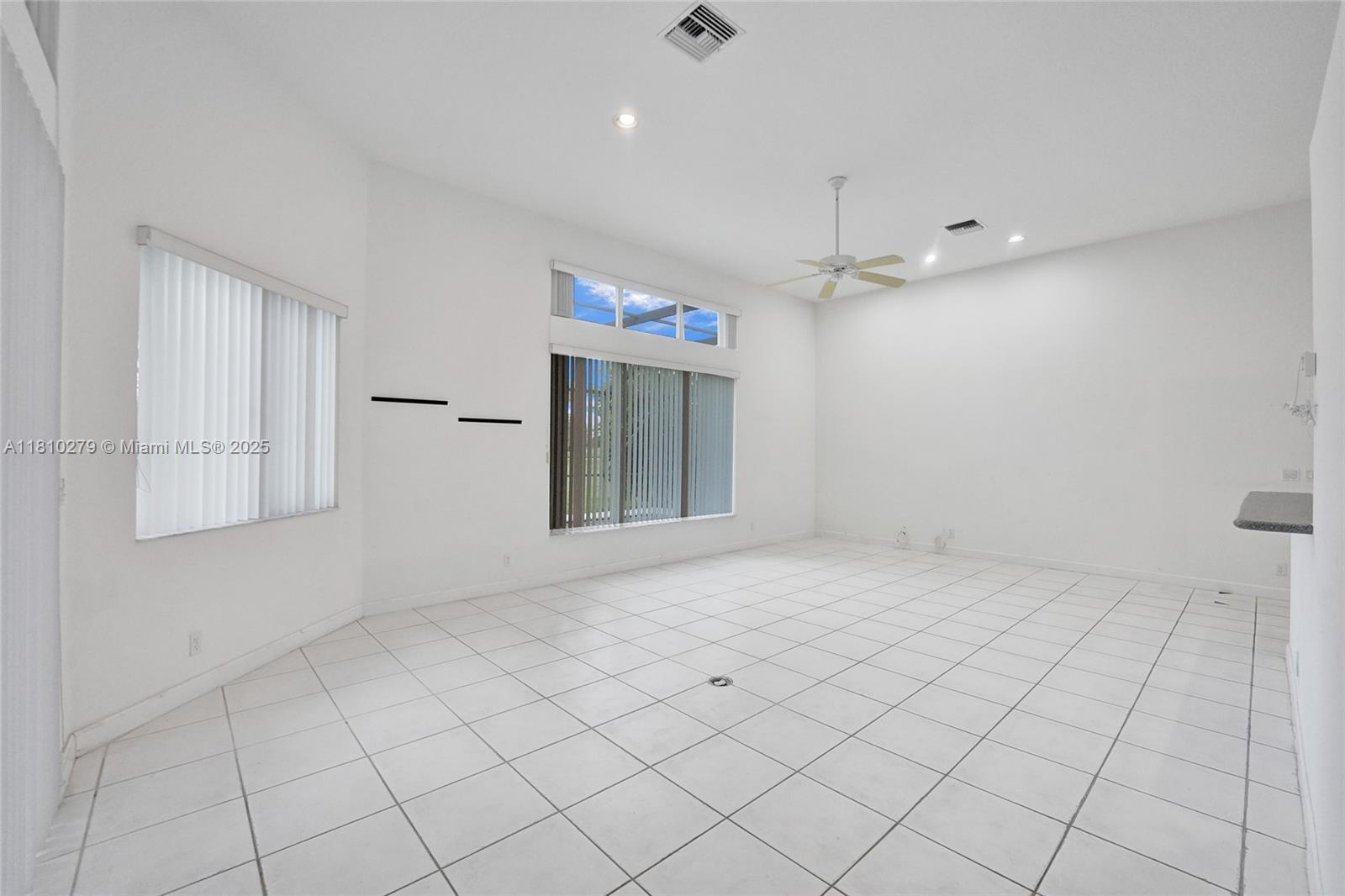 HOLLYWOOD LAKES COUNTRY C - Residential