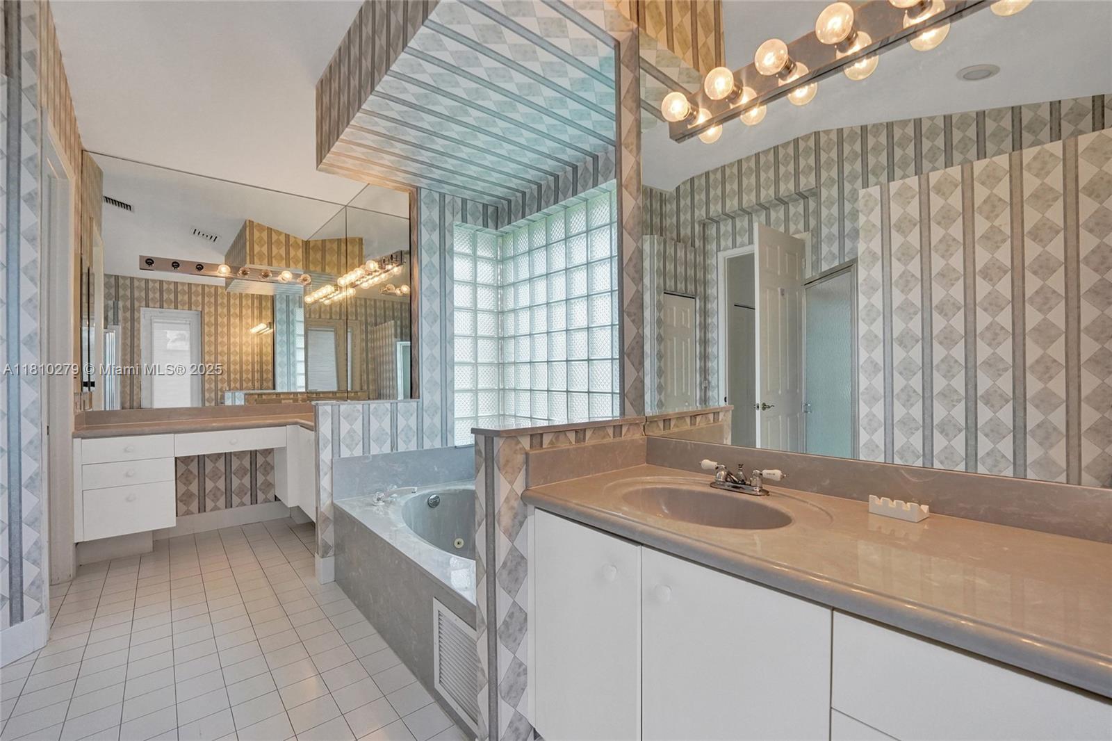 HOLLYWOOD LAKES COUNTRY C - Residential