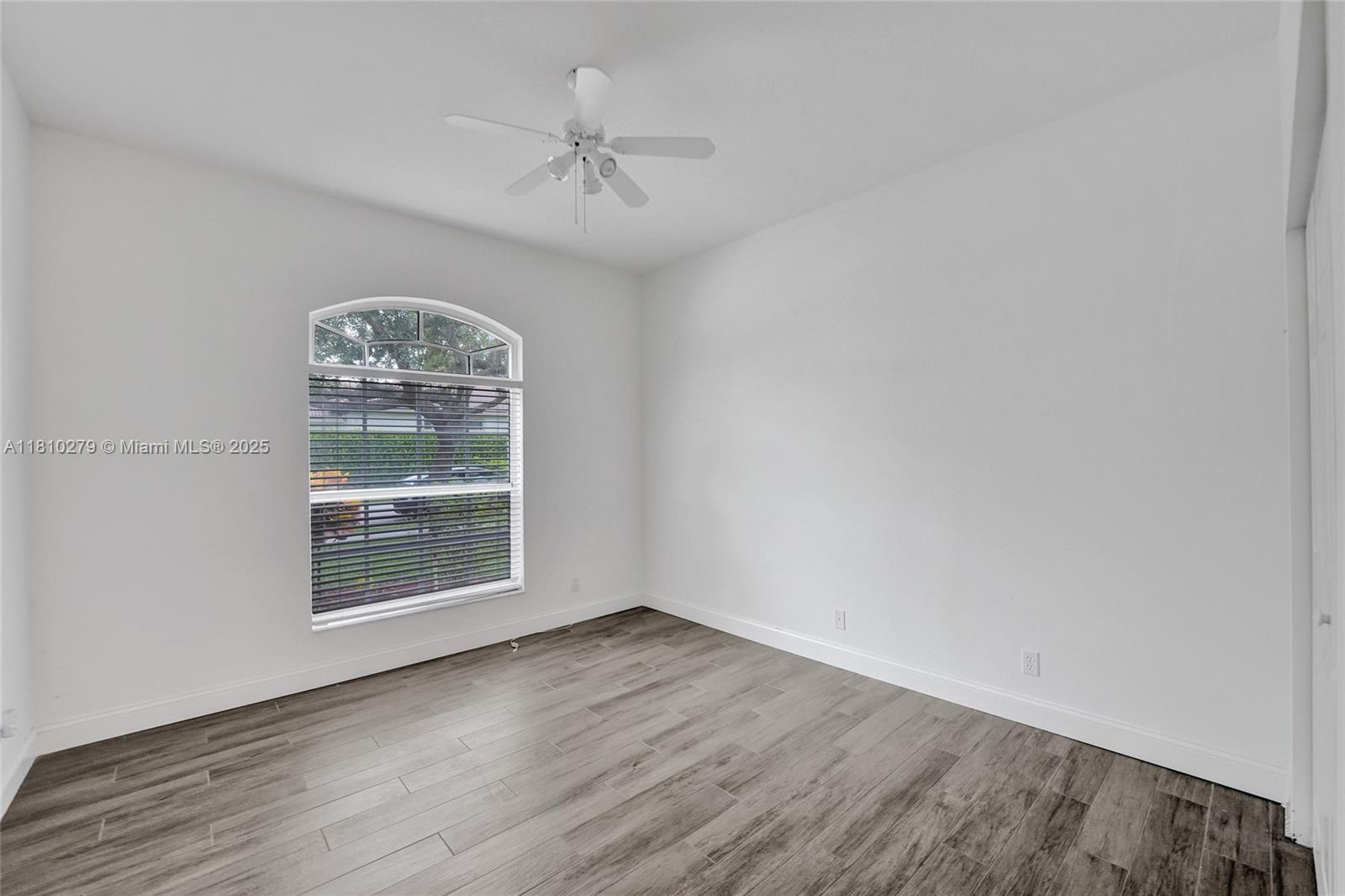 HOLLYWOOD LAKES COUNTRY C - Residential