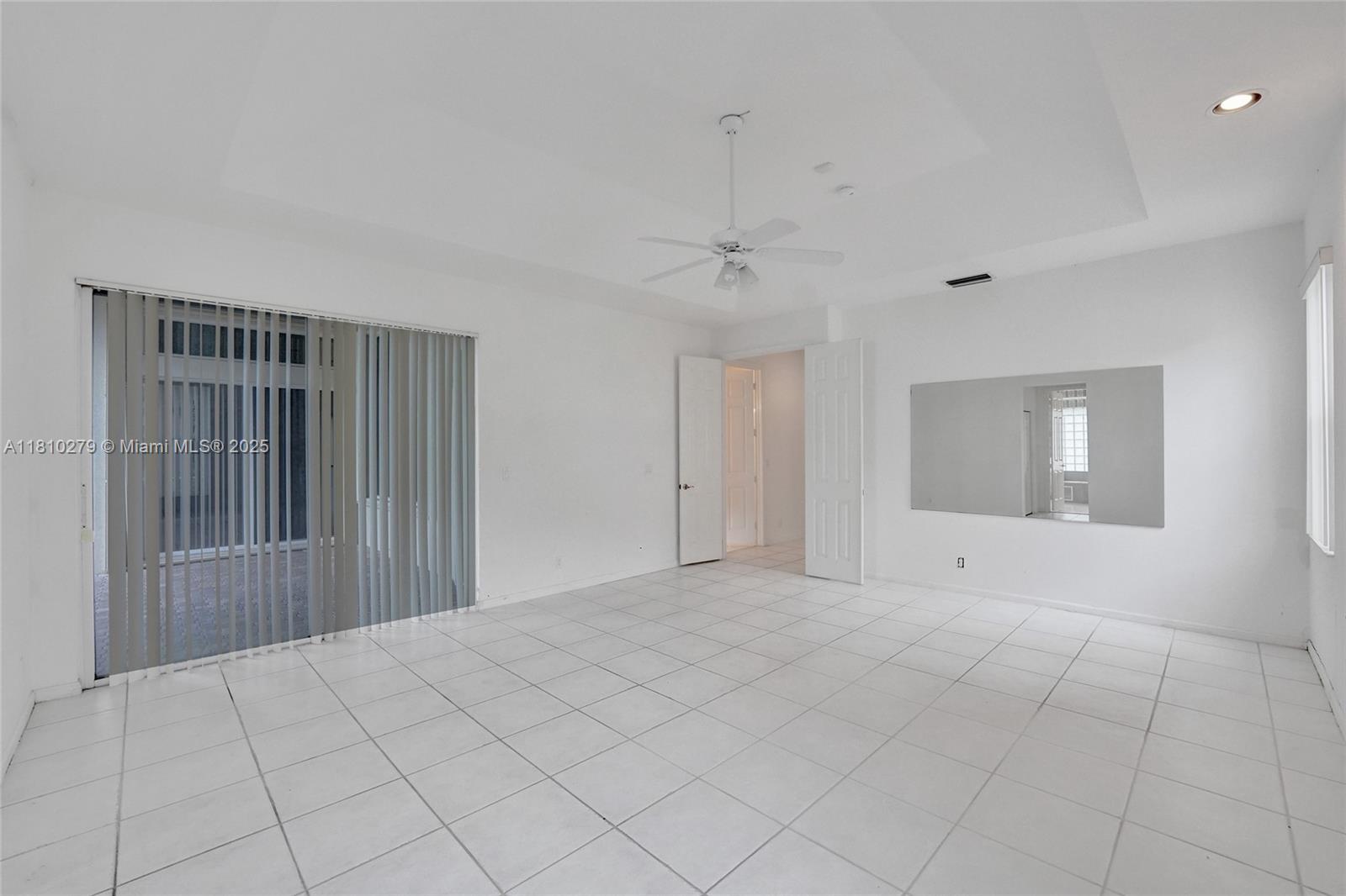 HOLLYWOOD LAKES COUNTRY C - Residential