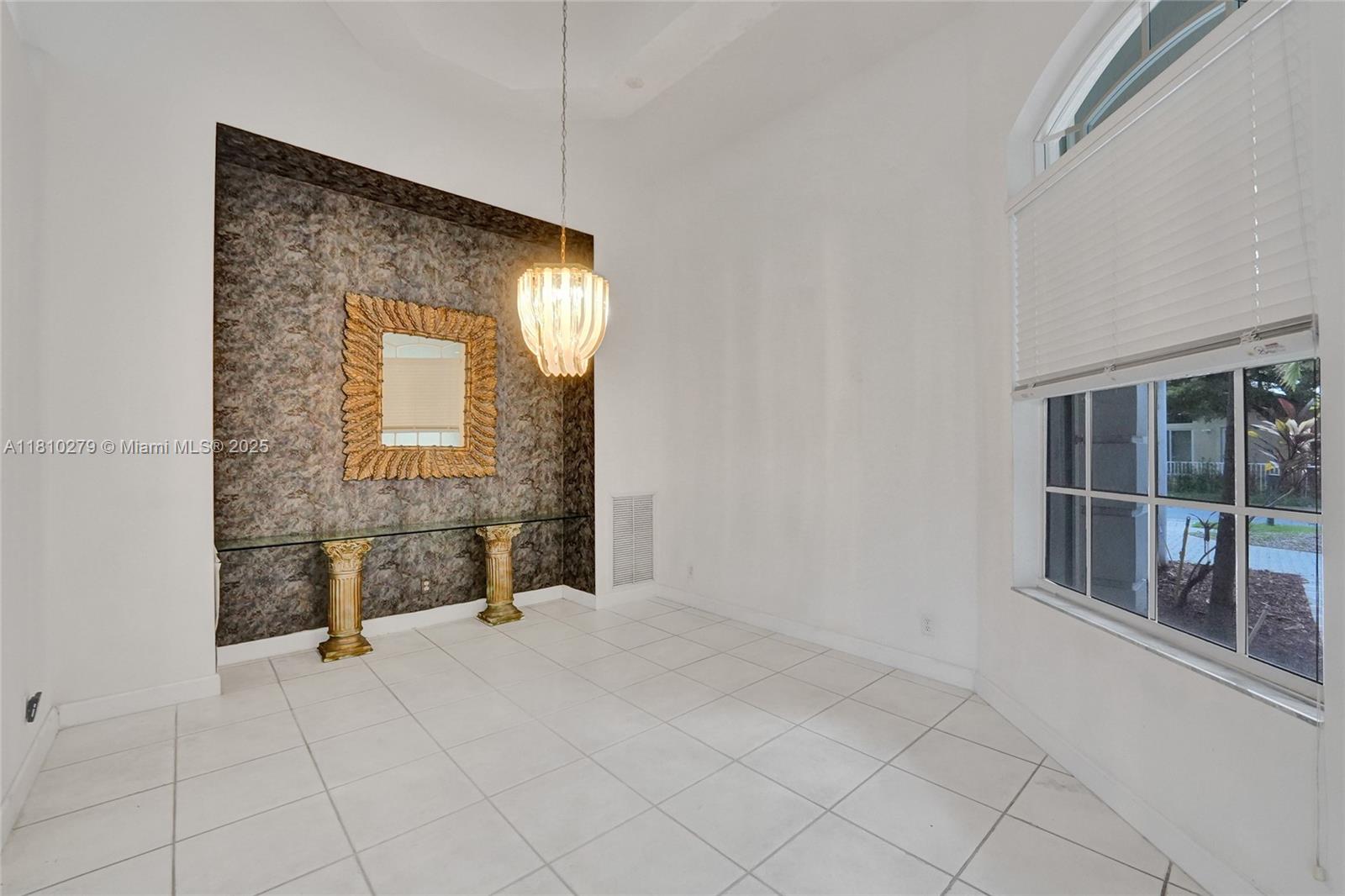 HOLLYWOOD LAKES COUNTRY C - Residential