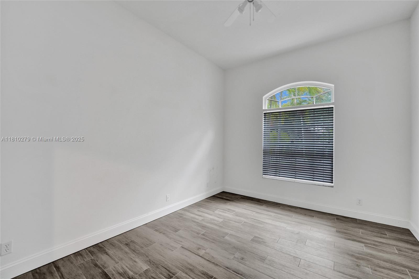 HOLLYWOOD LAKES COUNTRY C - Residential