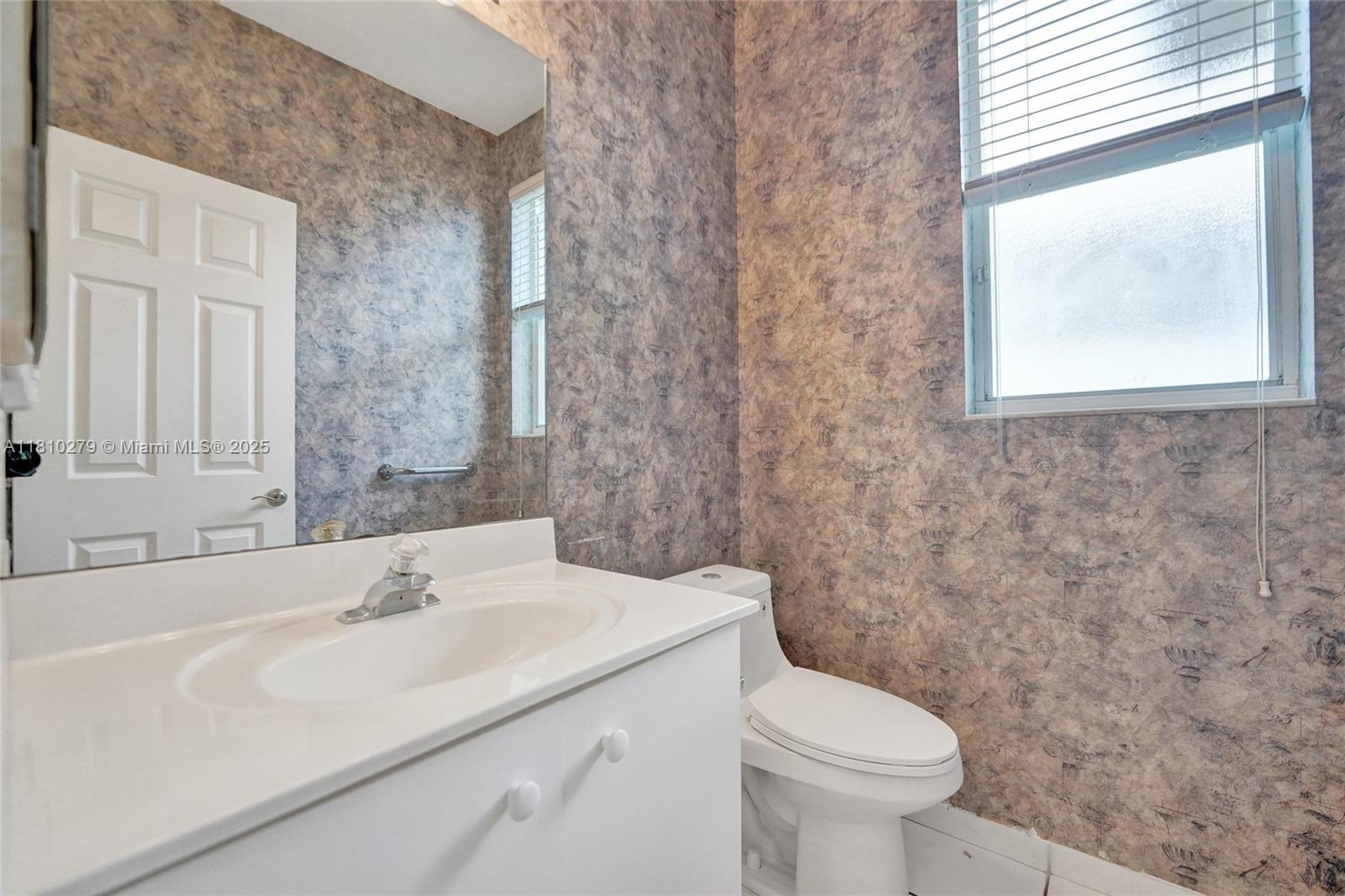 HOLLYWOOD LAKES COUNTRY C - Residential