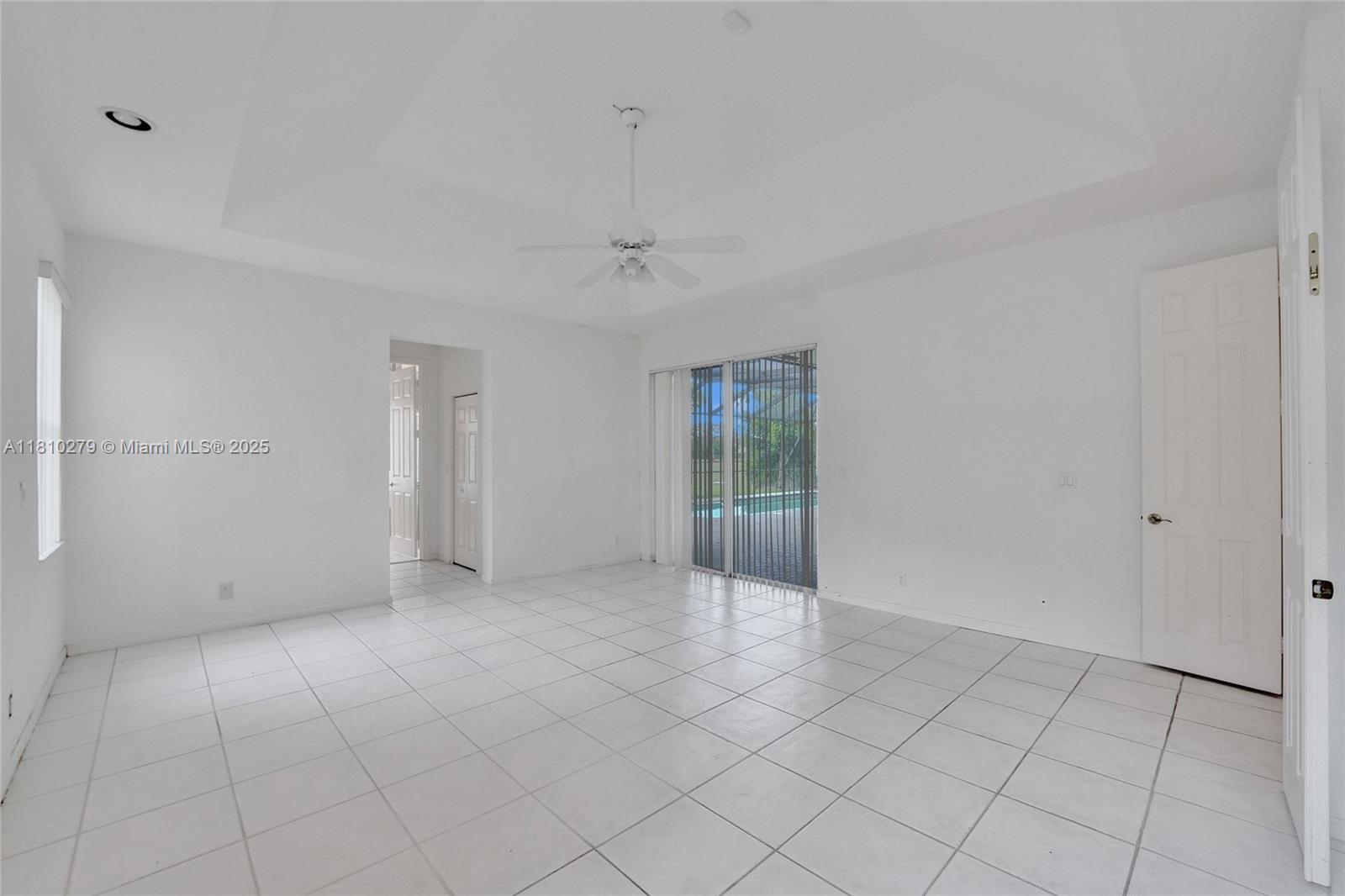 HOLLYWOOD LAKES COUNTRY C - Residential