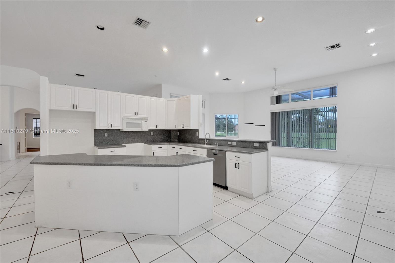 HOLLYWOOD LAKES COUNTRY C - Residential