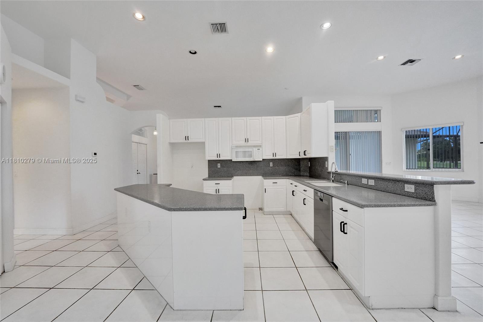 HOLLYWOOD LAKES COUNTRY C - Residential