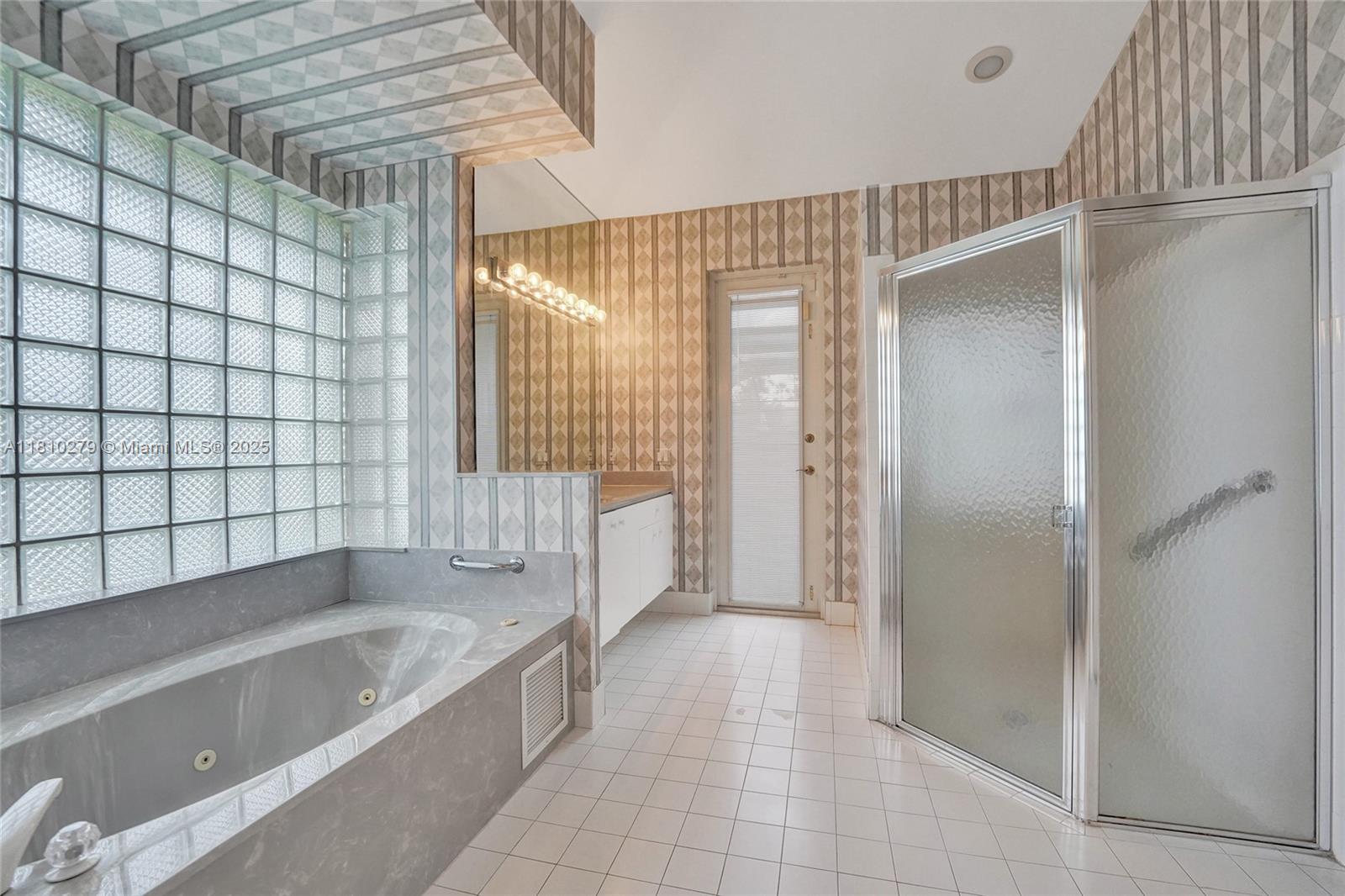 HOLLYWOOD LAKES COUNTRY C - Residential