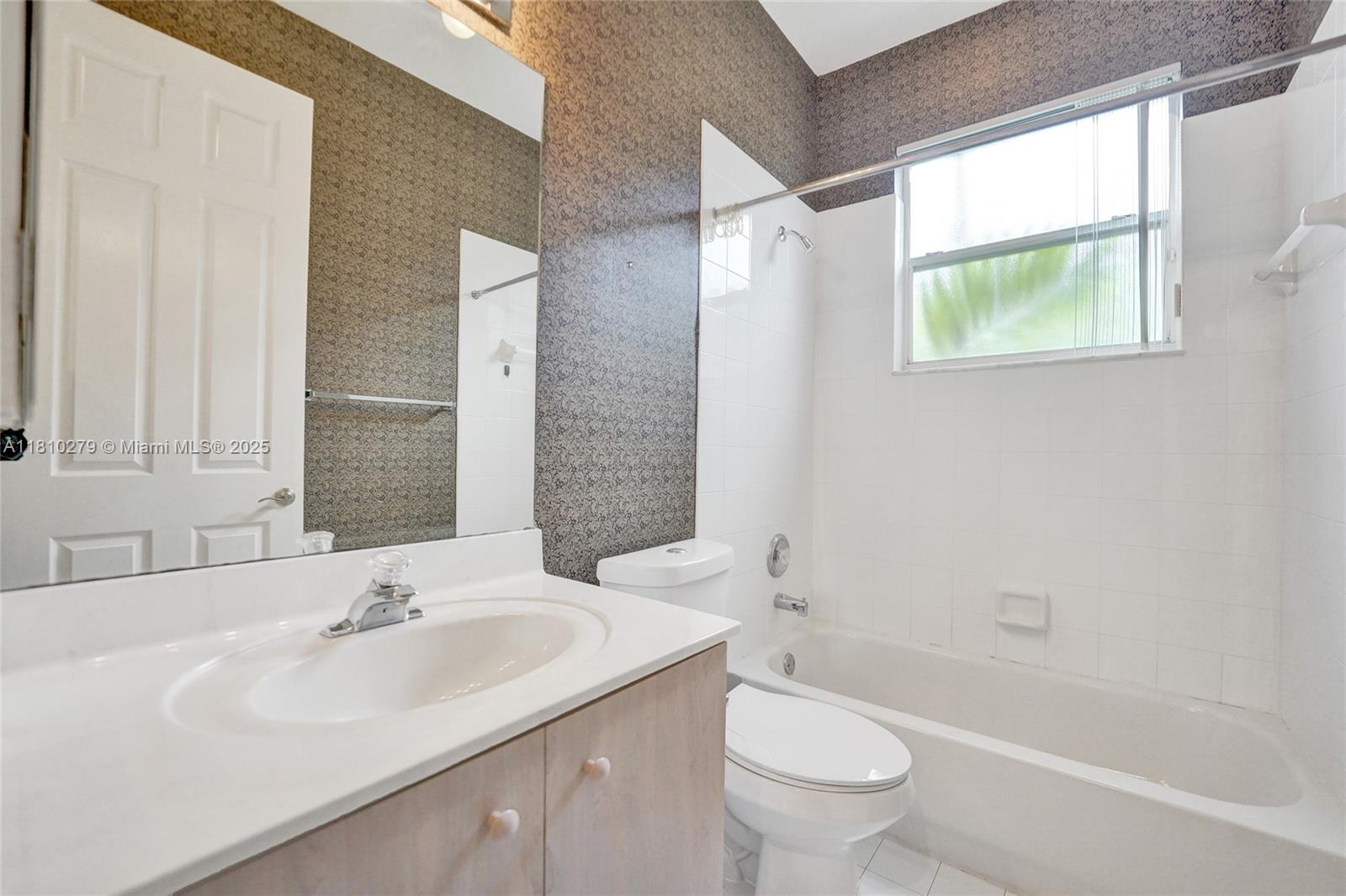 HOLLYWOOD LAKES COUNTRY C - Residential