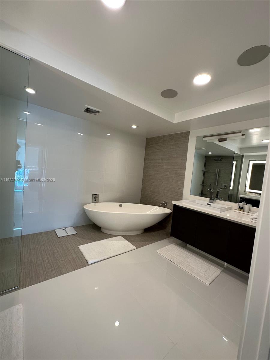 PARQUE TOWERS CONDO - Residential Lease