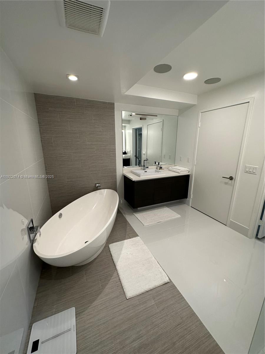 PARQUE TOWERS CONDO - Residential Lease