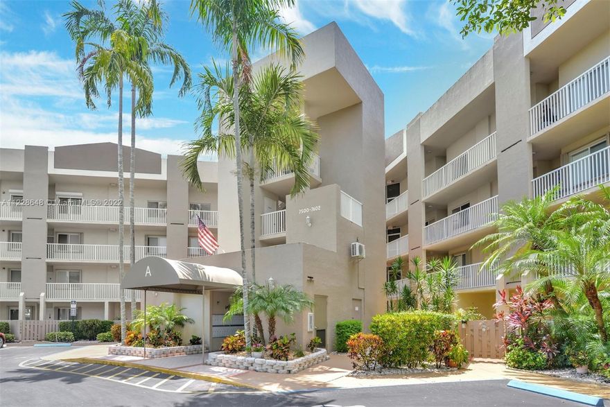 Cozy, warm, high ceilings, spacious condo located in the prestigious gated community of Trent in Kings Point. It features 2 spacious bedrooms, 2 baths, an open floor plan, a washer & dryer in unit, huge walk-in closets, and a screened-in balcony that invites you to enjoy spectacular lake views, and sunsets from your balcony.  
Kings Points is a luxurious & active community for seniors that focuses on fulfilling homeowners' lifestyles by offering multiple services such as a courtesy bus, theater, fitness center, tennis pool, spa, arts and crafts classes, club, activities, and social events. All in a safe and private environment. The surrounding area offers great opportunities for shopping, dining, & entertainment.
Do not miss it! Resort lifestyle. Ready to move in. 55+ ASSOCIATION CLAIMS