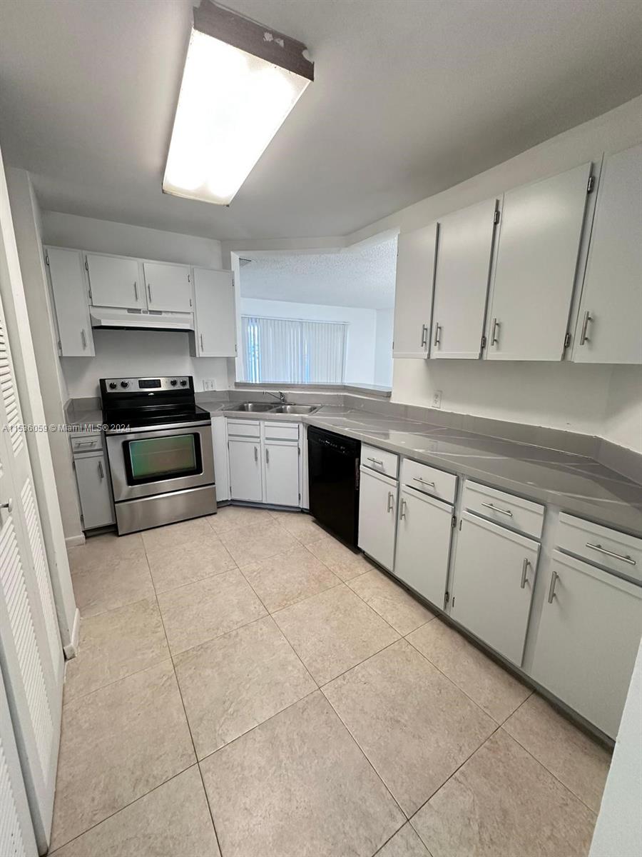 COME LIVE IN THIS AMAZING UNIT FOR RENT! 2 BEDROOM 2 BATHROOM, PORCELAIN TILE FLOOR THROUGHOUT THE ENTIRE UNIT. ENJOY THE LAKE VIEW... POOL AND MANY AMENITIES IN THE BUILDING SUCH AS A TENNIS COURT, CLUBHOUSE, GYM, AND MORE! CLOSE TO SHOPPING CENTERS AND GREAT SCHOOLS, FOR SHOWINGS PLEASE SEE BROKERS REMARKS ! EQUAL HOUSING OPPORTUNITY