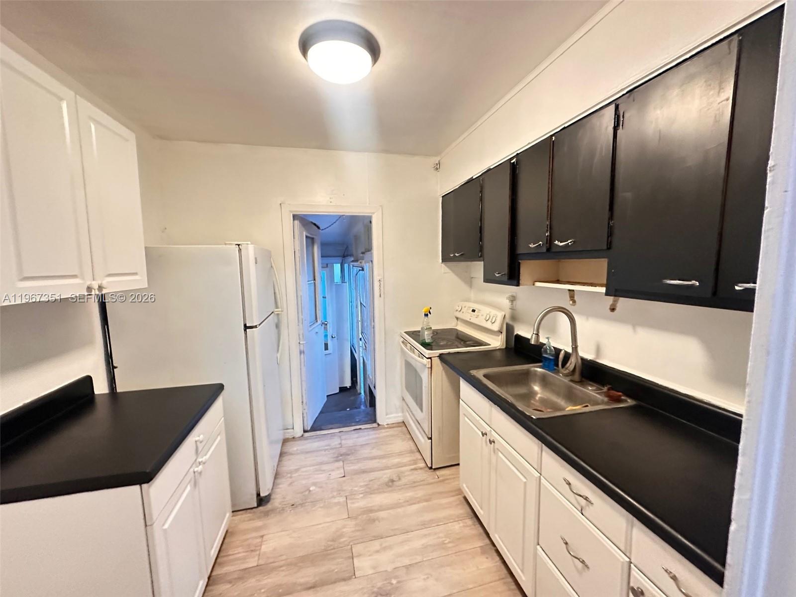 HOLLYWOOD ESTATES - Residential