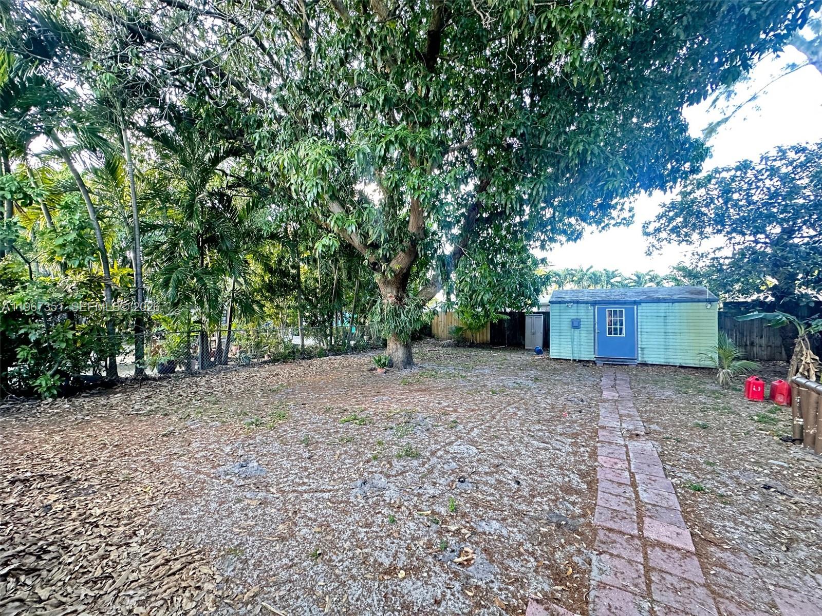 HOLLYWOOD ESTATES - Residential