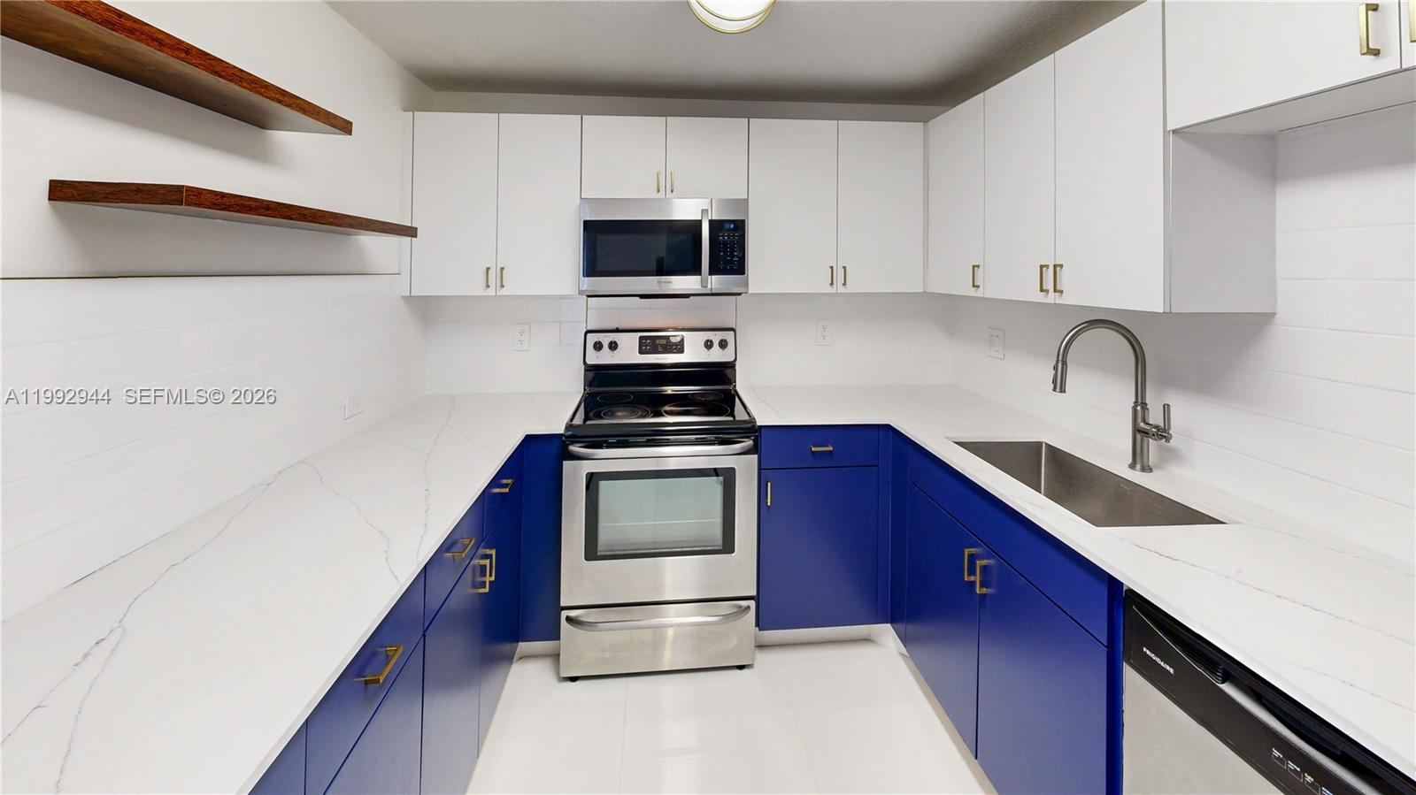 VILLAS AT THE HAMMOCKS CO - Residential