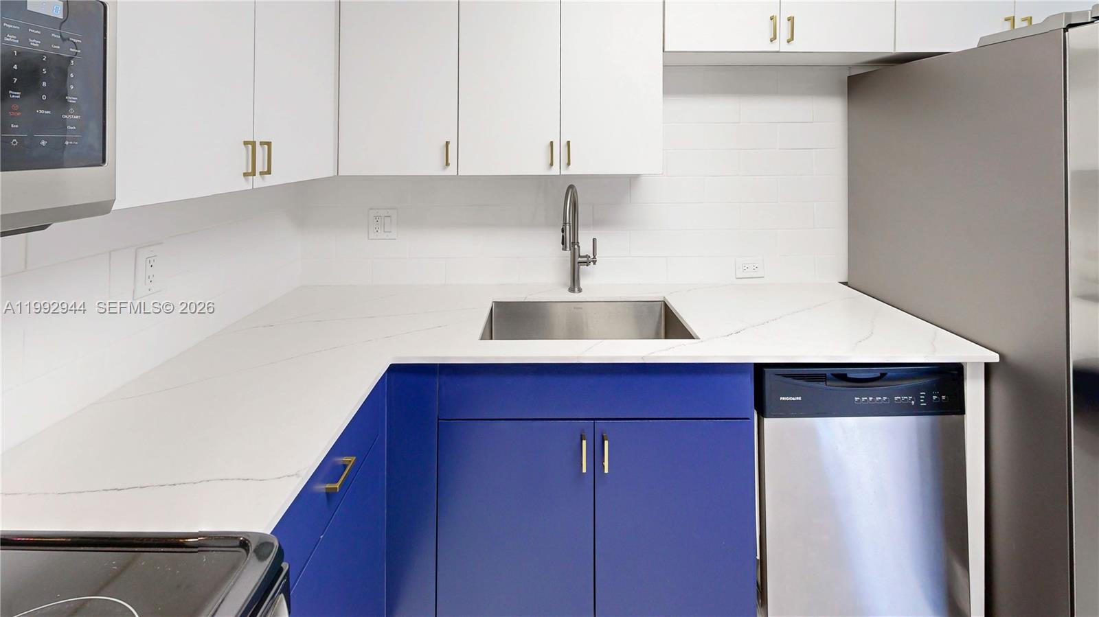 VILLAS AT THE HAMMOCKS CO - Residential