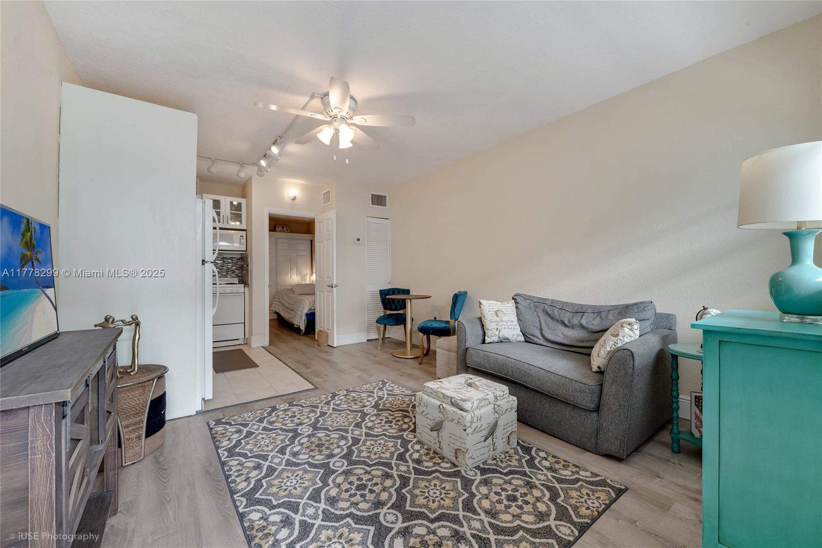 Rental Property at 2539 S Bayshore Dr 428E, Miami, Broward County, Florida - Bedrooms: 1 
Bathrooms: 1  - $1,700 MO.