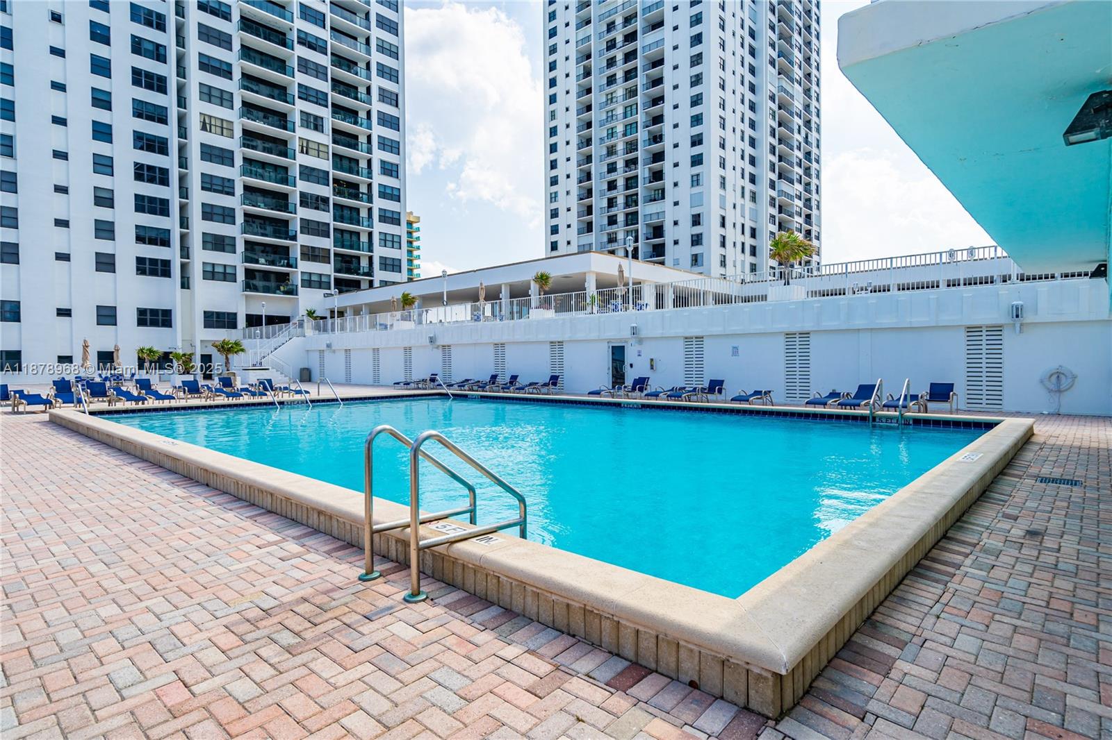 QUADOMAIN TOWER I AND IV - Residential