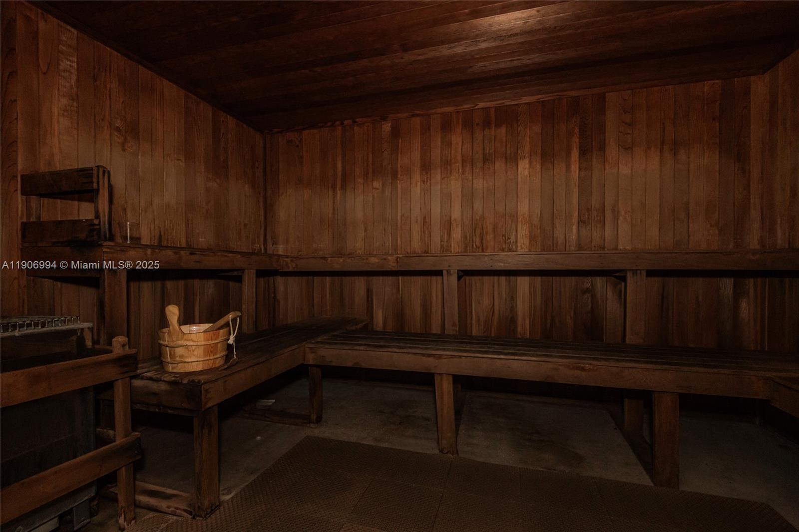 MINT CONDO - Residential