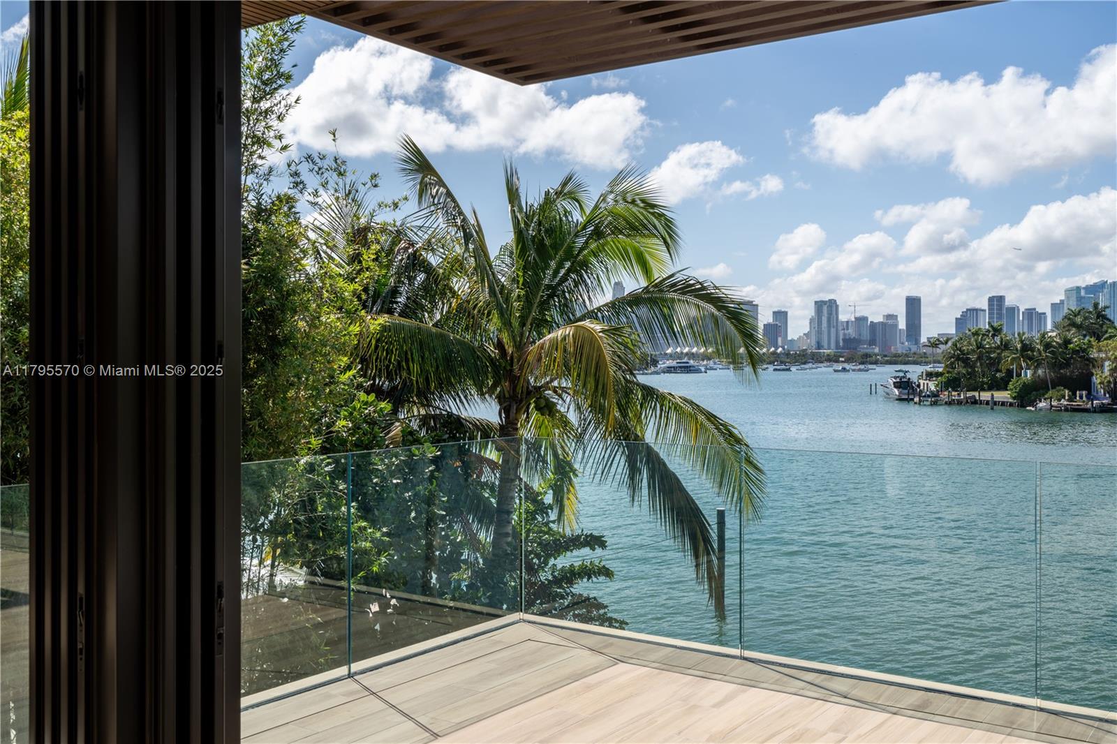 220 W Dilido Dr