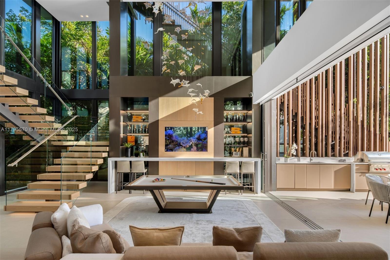 220 W Dilido Dr