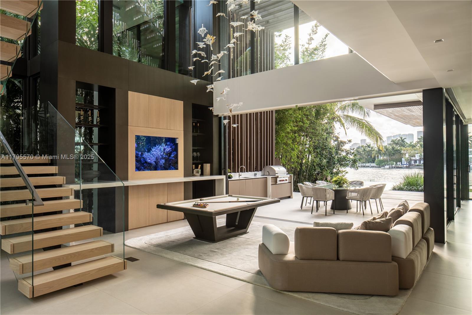 220 W Dilido Dr