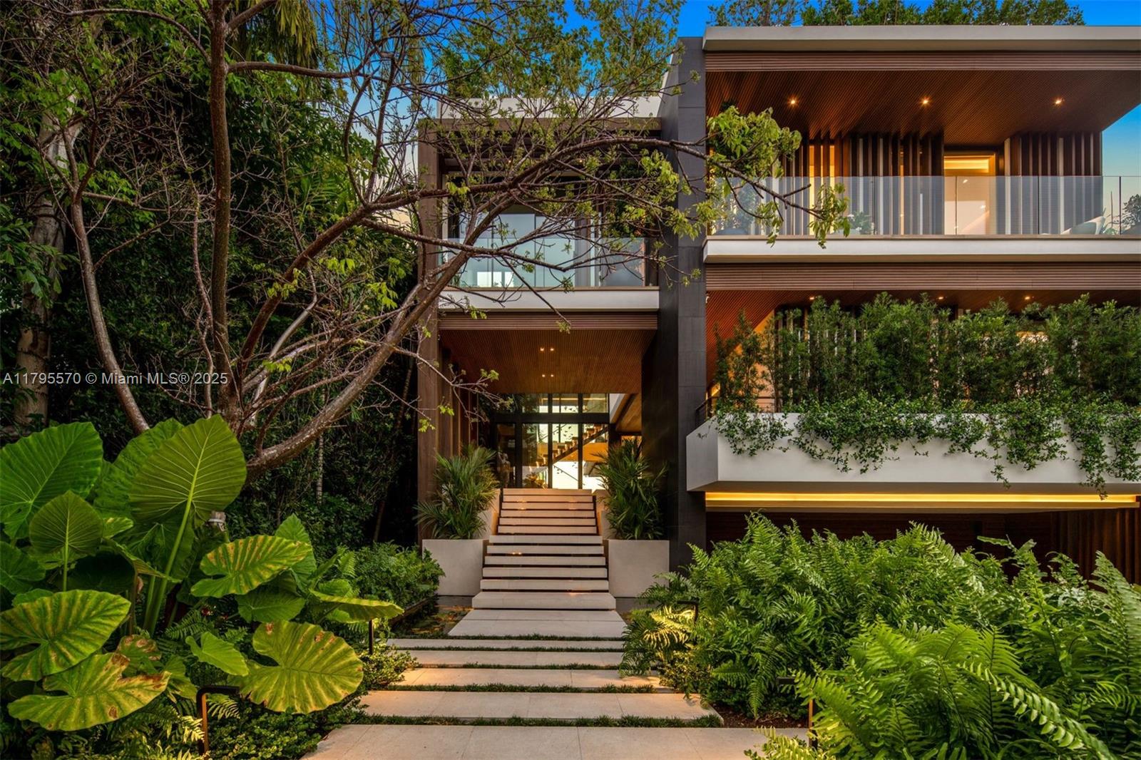 220 W Dilido Dr