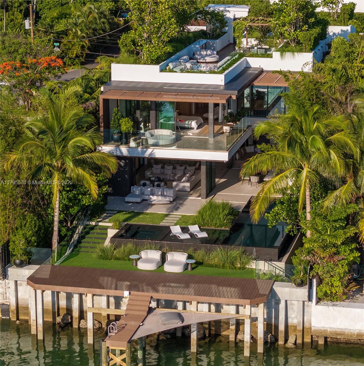 220 W Dilido Dr