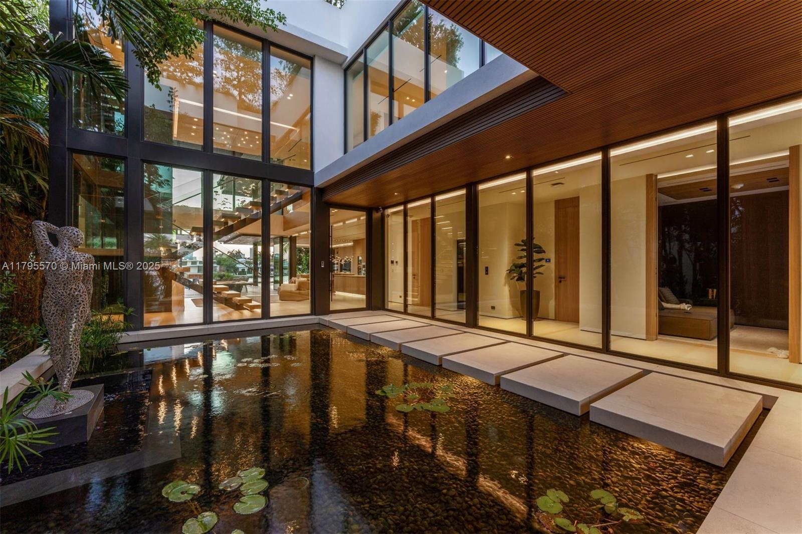 220 W Dilido Dr
