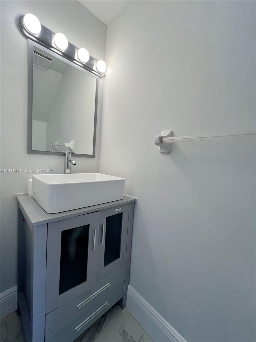 VILLAS UNIVERSITY SQUARE - Residential Lease