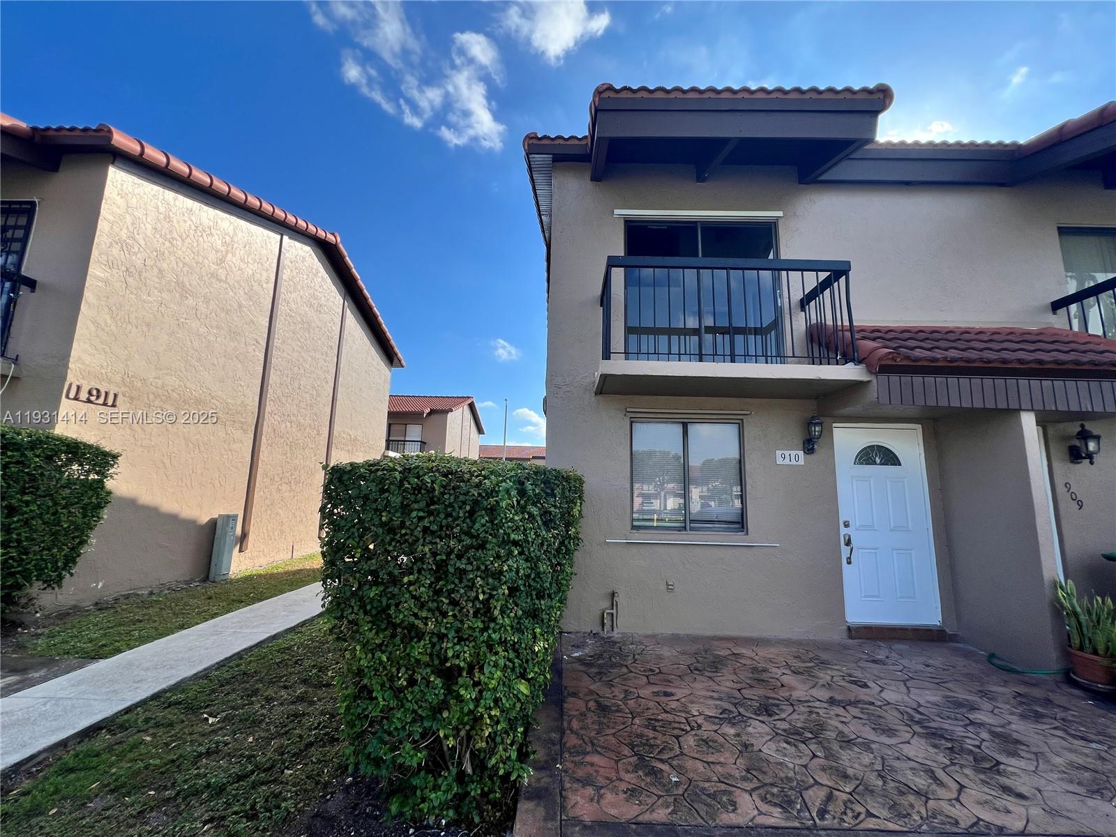 VILLAS UNIVERSITY SQUARE - Residential Lease