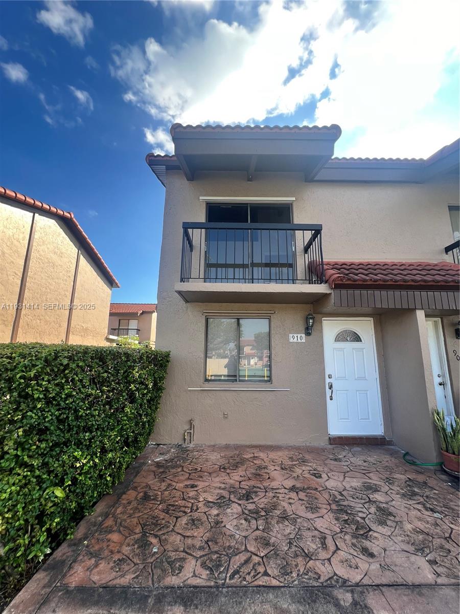 VILLAS UNIVERSITY SQUARE - Residential Lease