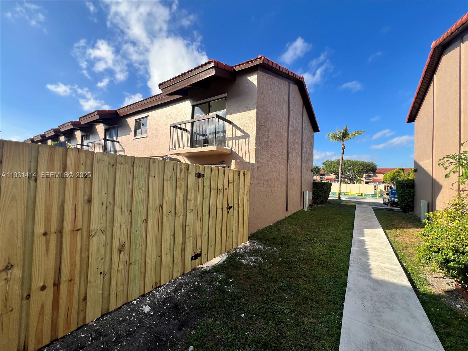 VILLAS UNIVERSITY SQUARE - Residential Lease