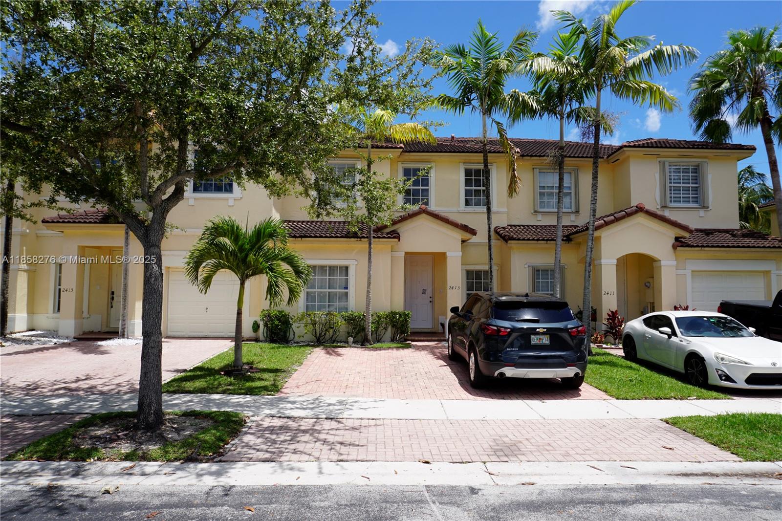 BEAUTIFUL 3BED 3BATH 2STORY TOWNHOUSE LOCATED IN THE DESIRABLE FLORIDIAN ISLES COMMUNITY, OFFERING GREAT AMENITIES AND LOW HOA FEES. THIS TOWNHOUSE FEATURES FORMAL DINNING ROOM, FAMILY ROOM 1BED 1 BATH DOWNSTAIRS, SPACIOUS KITCHEN, FENCED BACK YARD GREAT TO ENTERTAIN FAMILY AND FRIENDS. THIS IS A TRUKY MUST SEE! CALL L/A TO SCHDULE YOUR SHOWING.