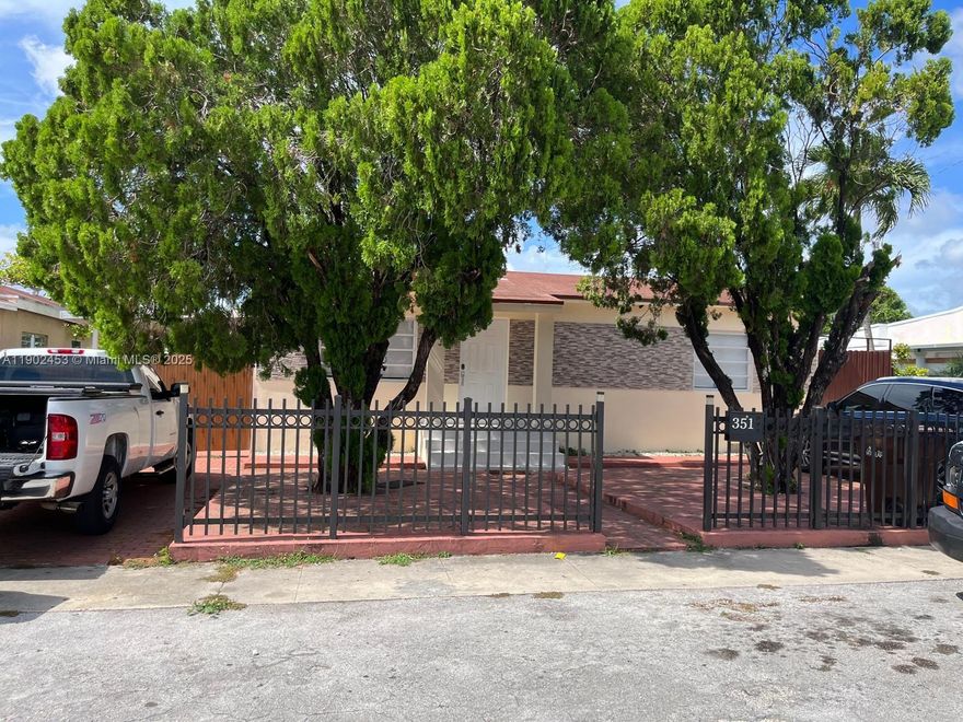 Perfect single-family home with a separate in-law suite, located in the heart of Hialeah, FL!
Just steps away from supermarkets and close to the casino. Excellent opportunity for investors — the property currently has great tenants who are willing to stay.
Completely remodeled, featuring updated bedrooms, bathrooms, and kitchen.
Spacious cement patio with a relaxing jacuzzi.
Seller is very motivated — don’t miss this amazing opportunity!