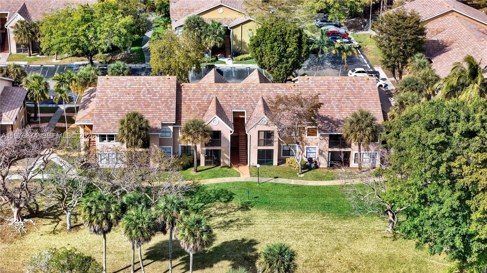 VISTA LAGO AT THE HAMMOCK - Residential