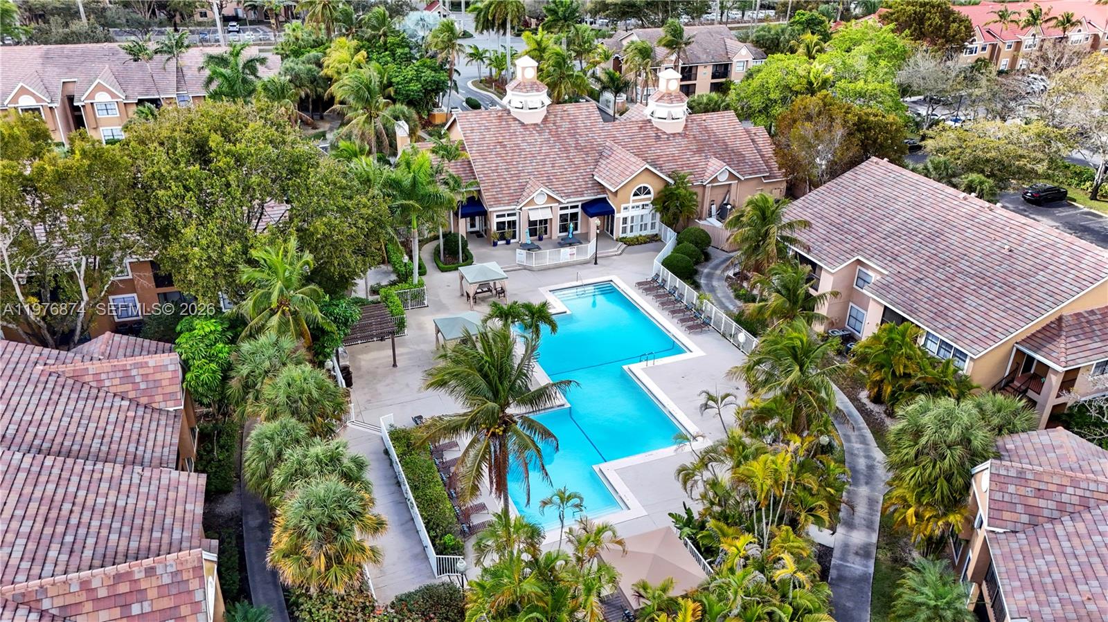 VISTA LAGO AT THE HAMMOCK - Residential