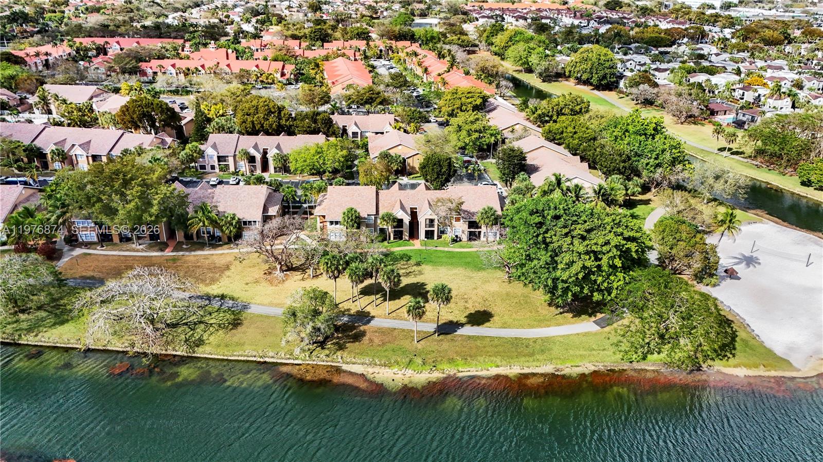 VISTA LAGO AT THE HAMMOCK - Residential