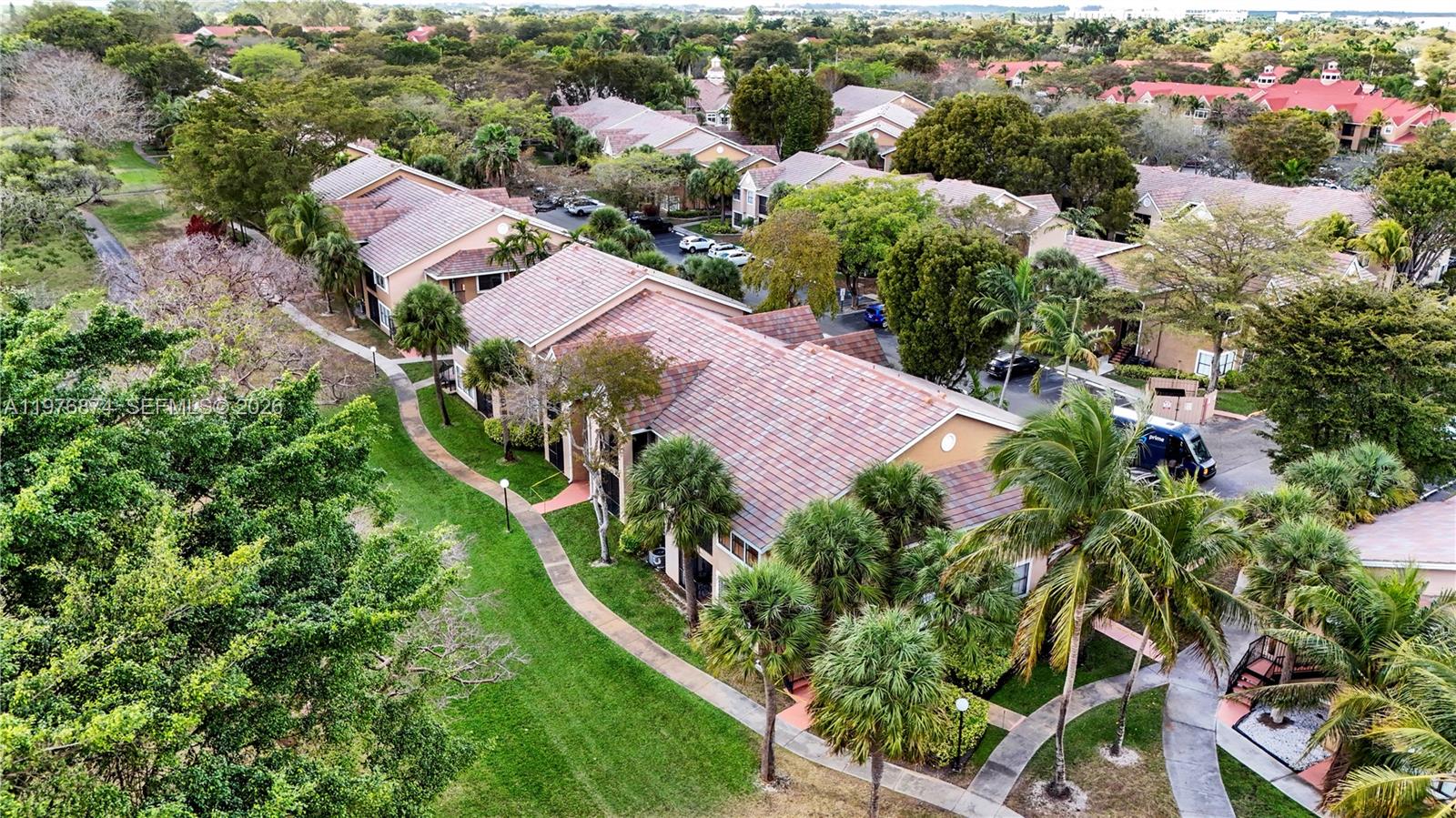 VISTA LAGO AT THE HAMMOCK - Residential