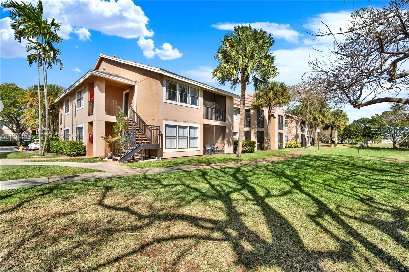 VISTA LAGO AT THE HAMMOCK - Residential